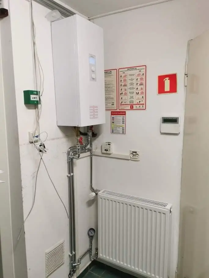 Kocioł elektryczny Kospel zamontowany na ścianie w kotłowni
