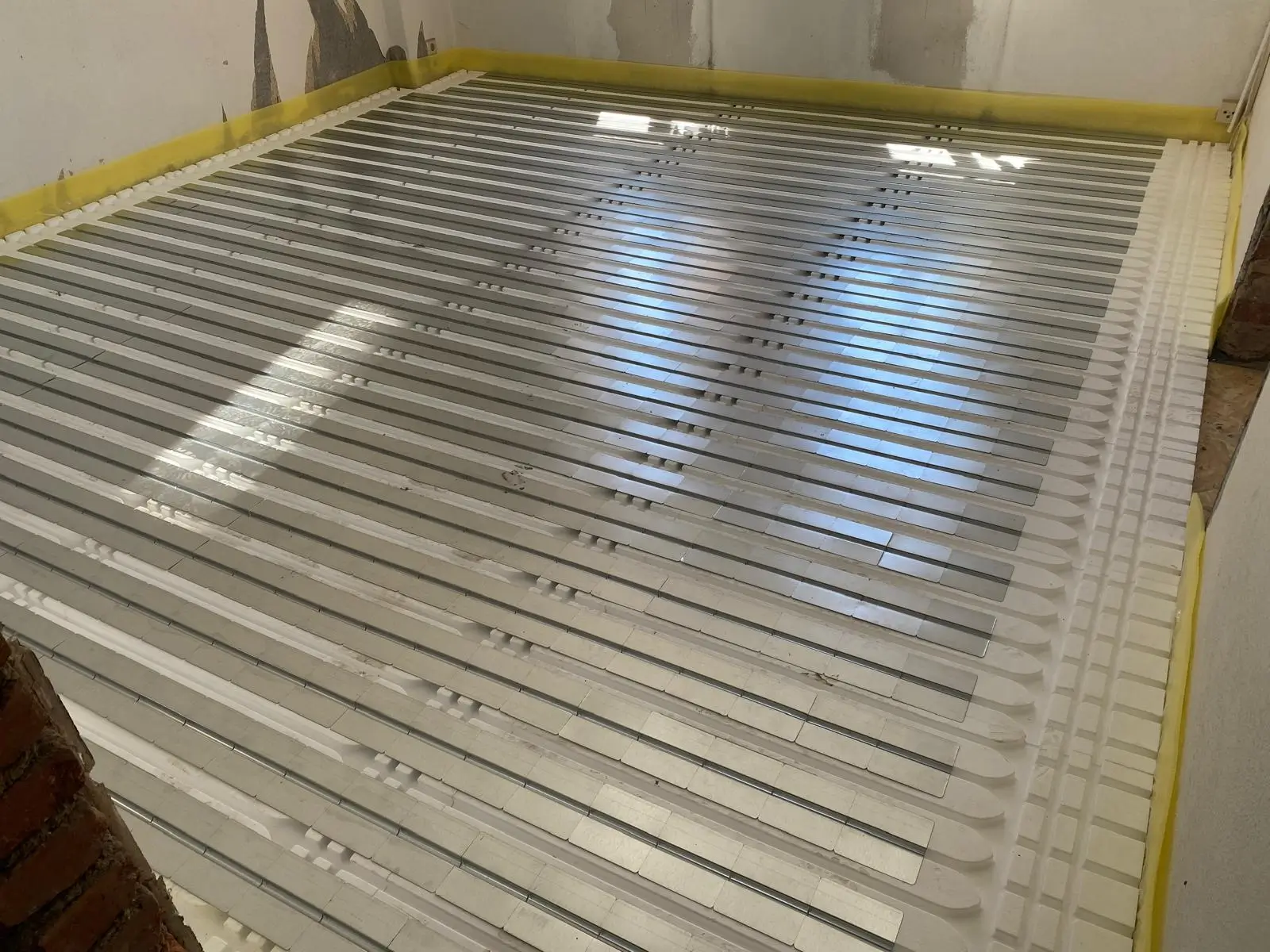 Płyty z aluminiowymi lamelami suchego ogrzewania podłogowego w pomieszczeniu